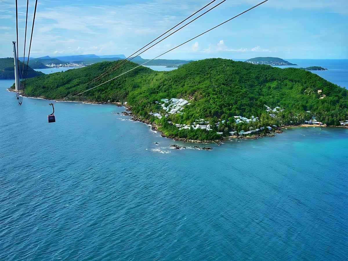 Du khách chọn combo vé cáp treo Hòn Thơm 1 ngày