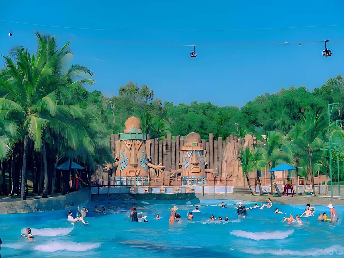 Long xà nổi giận tại Aquatopia Water Park