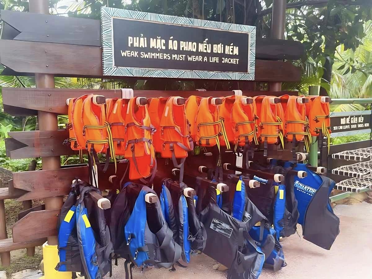 Gia đình trải nghiệm công viên nước Aquatopia