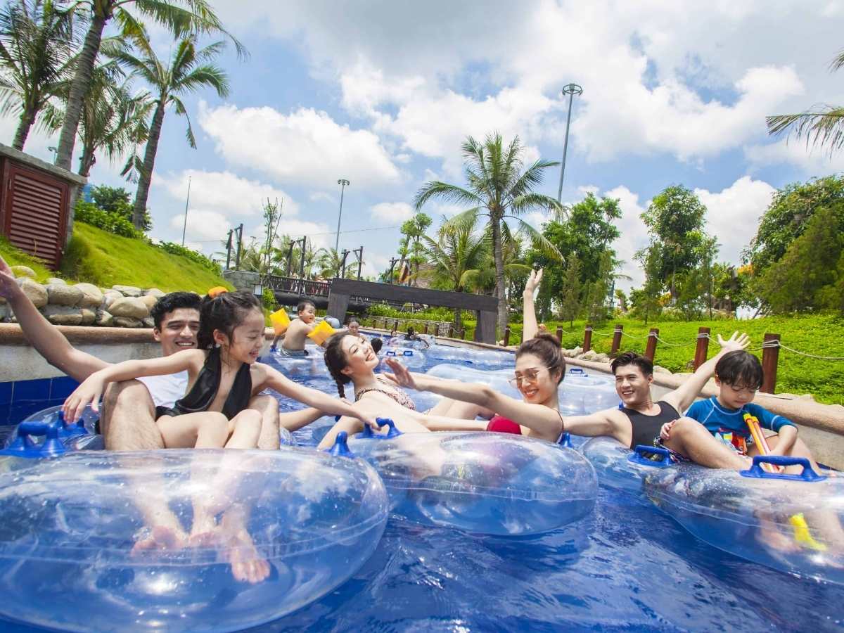 Gia đình vui chơi tại Vịnh Thiên Đường Aquatopia