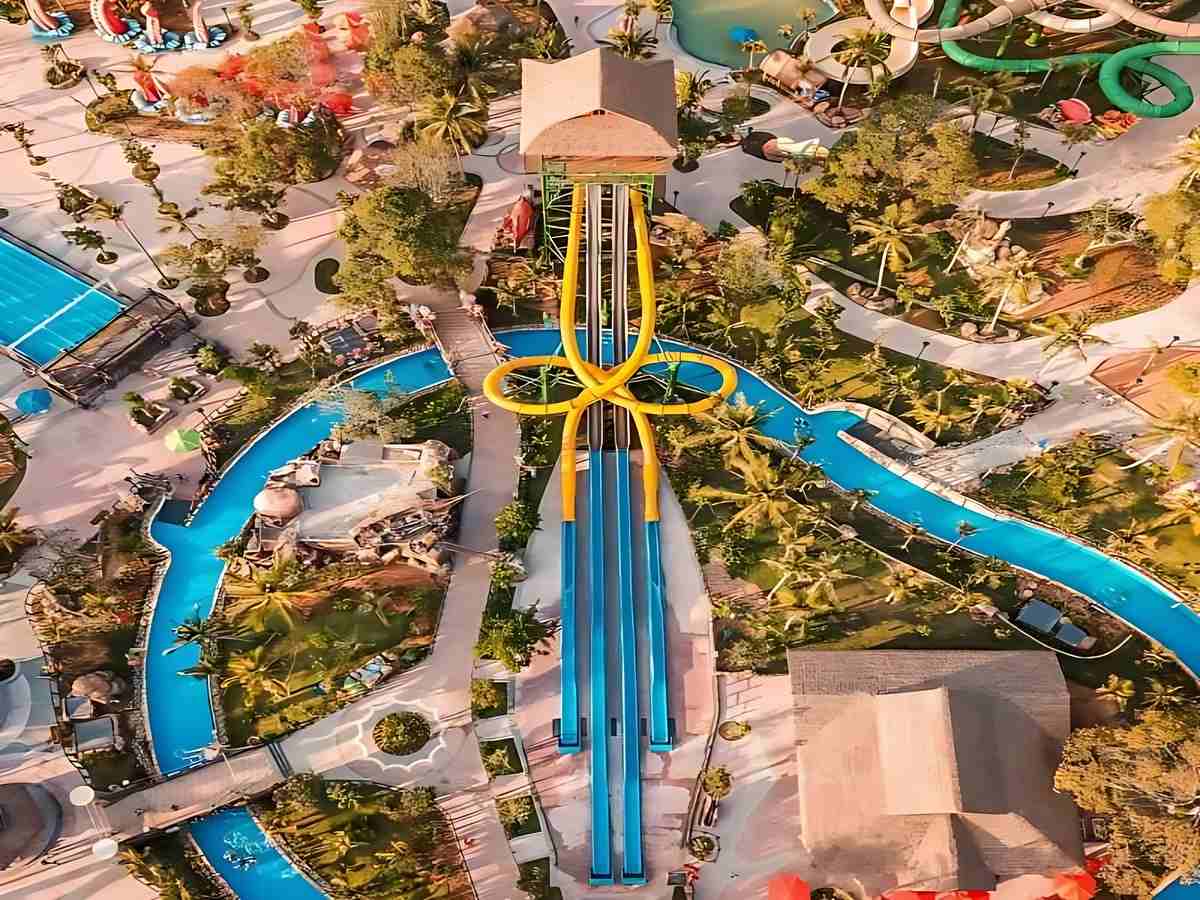 Du khách vui chơi tại Aquatopia Water Park