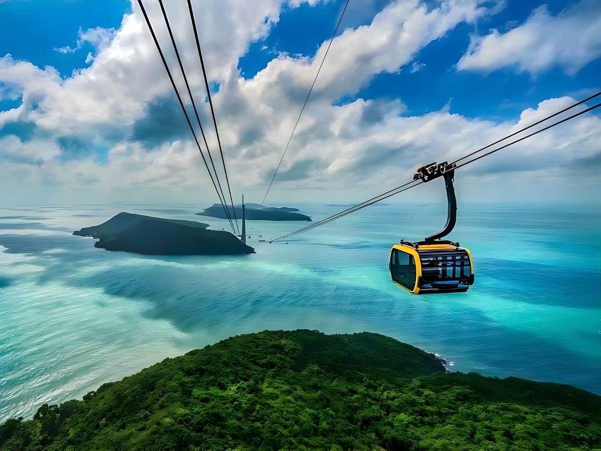 Du khách trải nghiệm cáp treo Sun World Hon Thom ngắm biển xanh