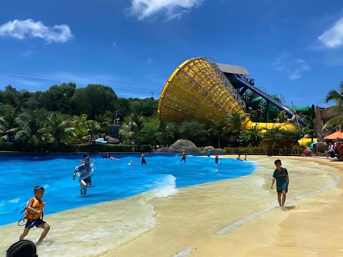 Aquatopia Water Park với nhiều trò chơi nước
