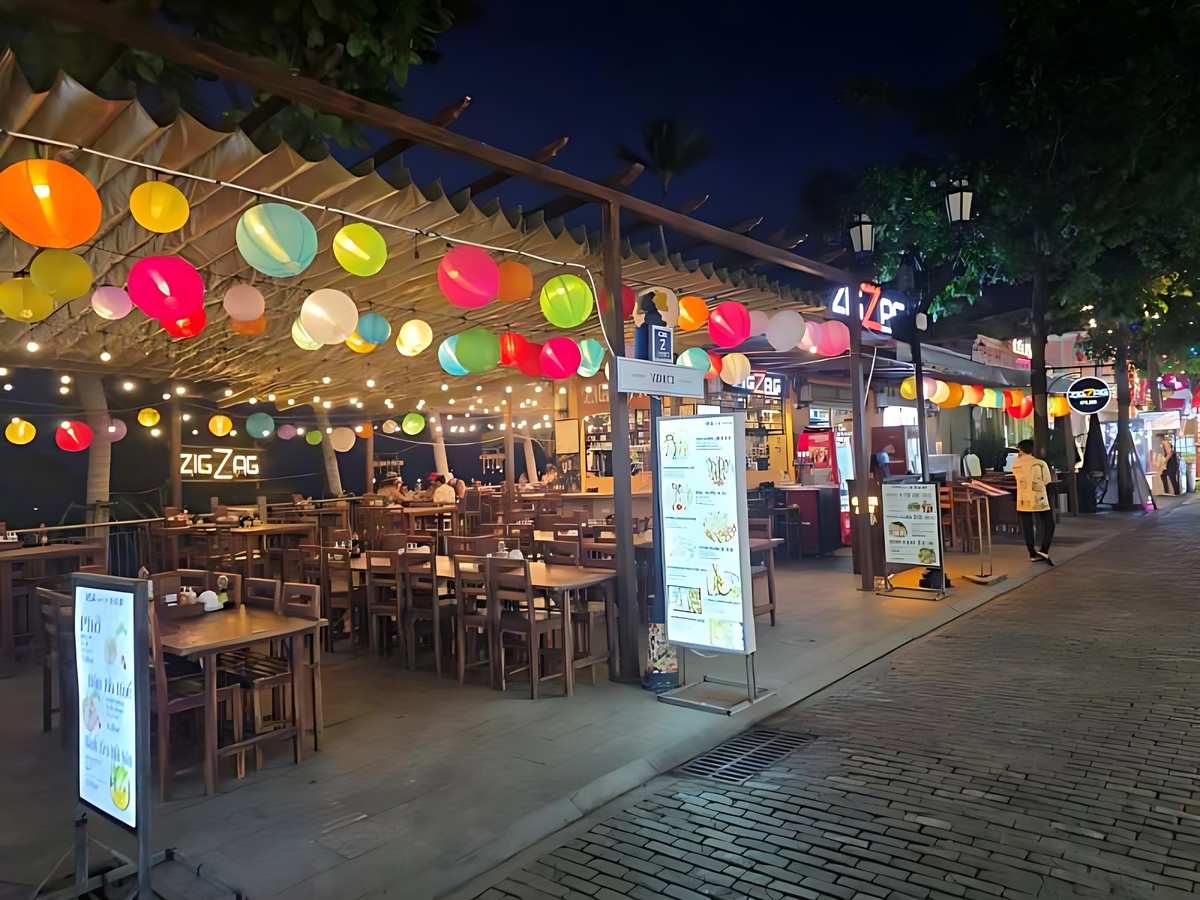 Cặp đôi nghỉ ngơi tại Sunset Town Phú Quốc
