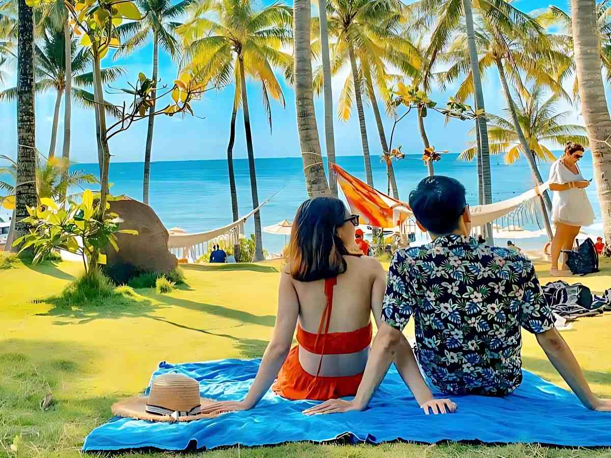 Cặp đôi chụp ảnh tại Hòn Thơm Phú Quốc