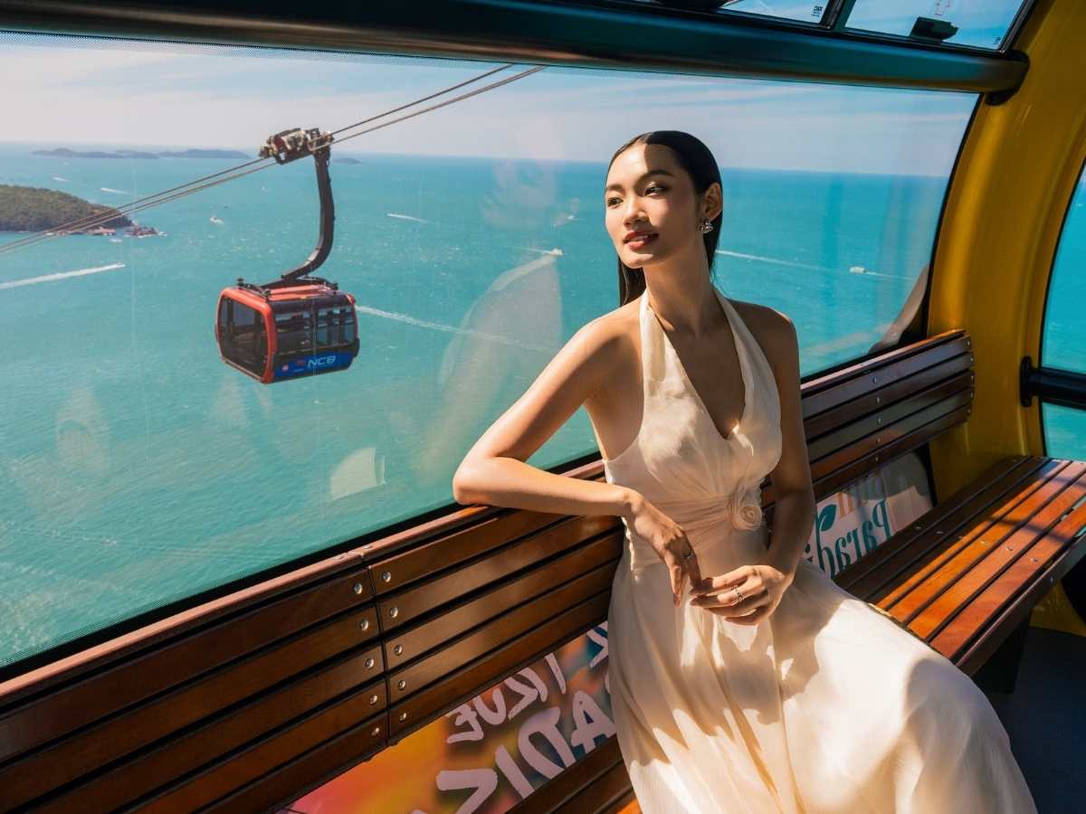 Cặp đôi ngắm biển từ cabin cáp treo Hòn Thơm