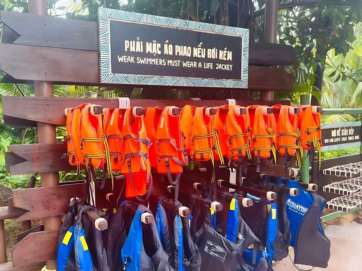 Phụ huynh chuẩn bị đồ khô cho trẻ sau khi chơi nước