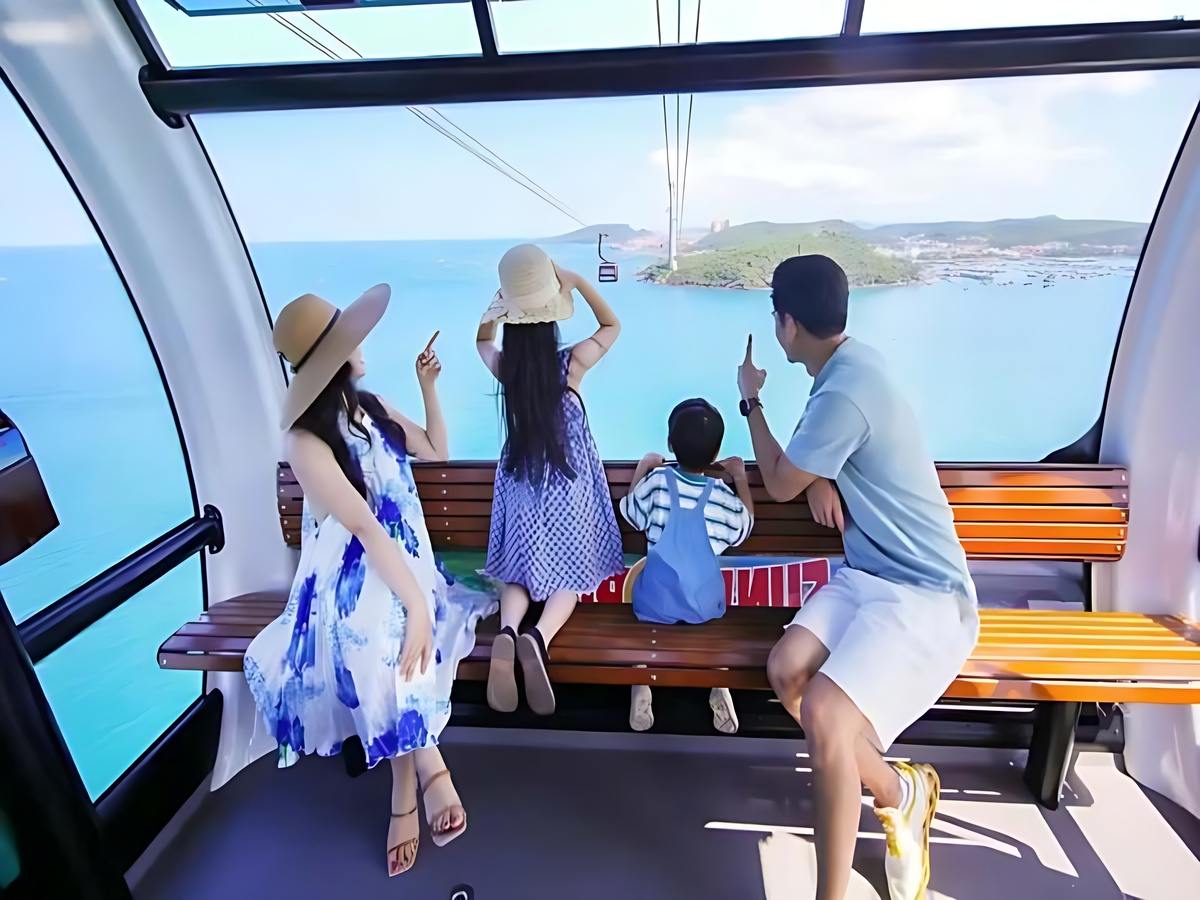 Gia đình có trẻ nhỏ vui chơi tại Hòn Thơm