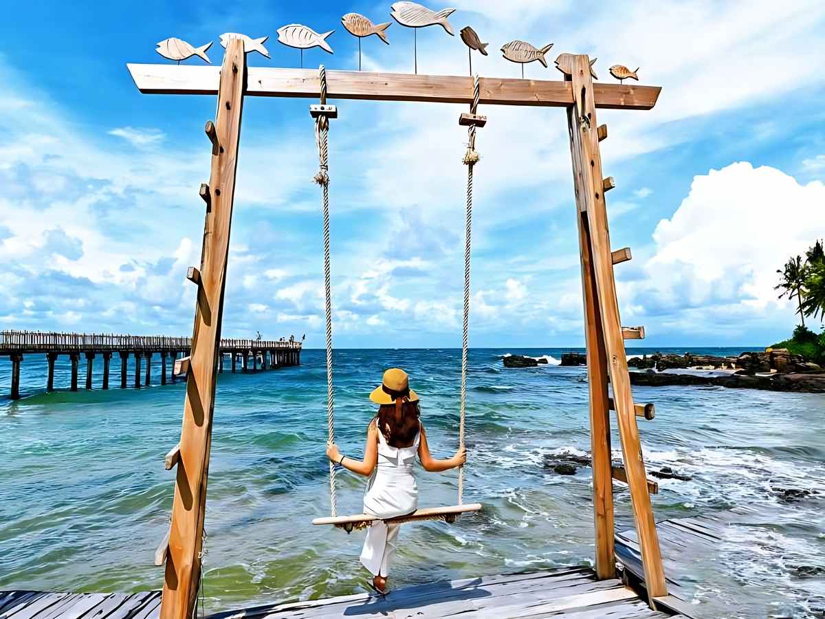 Du khách mang trang phục khô sau khi rời Hòn Thơm