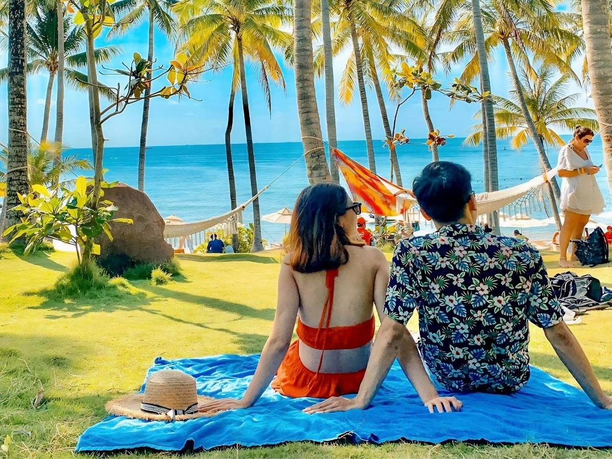 Du khách tắm biển Hòn Thơm buổi sáng an toàn