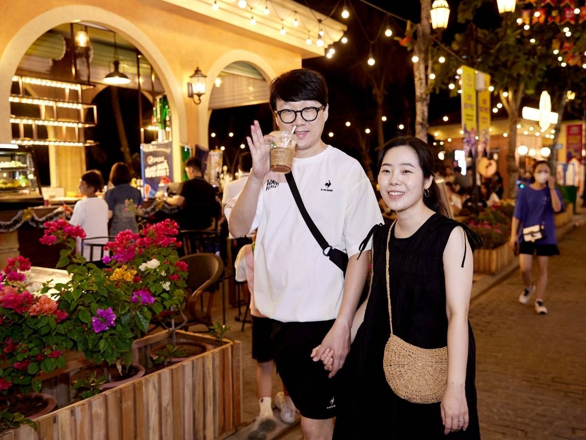 Các cặp đôi ngắm hoàng hôn tại Cầu Hôn