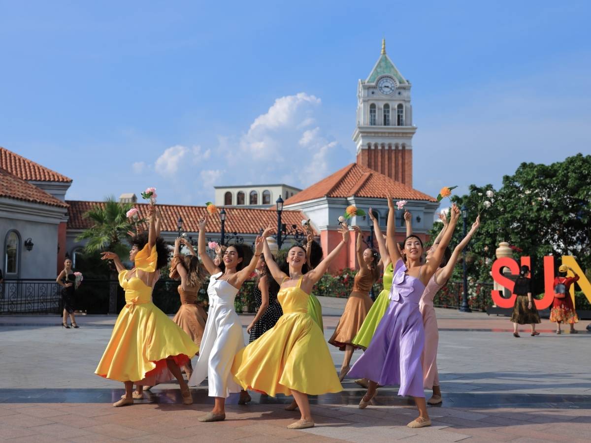 Phố Địa Trung Hải đầy màu sắc tại Sunset Town