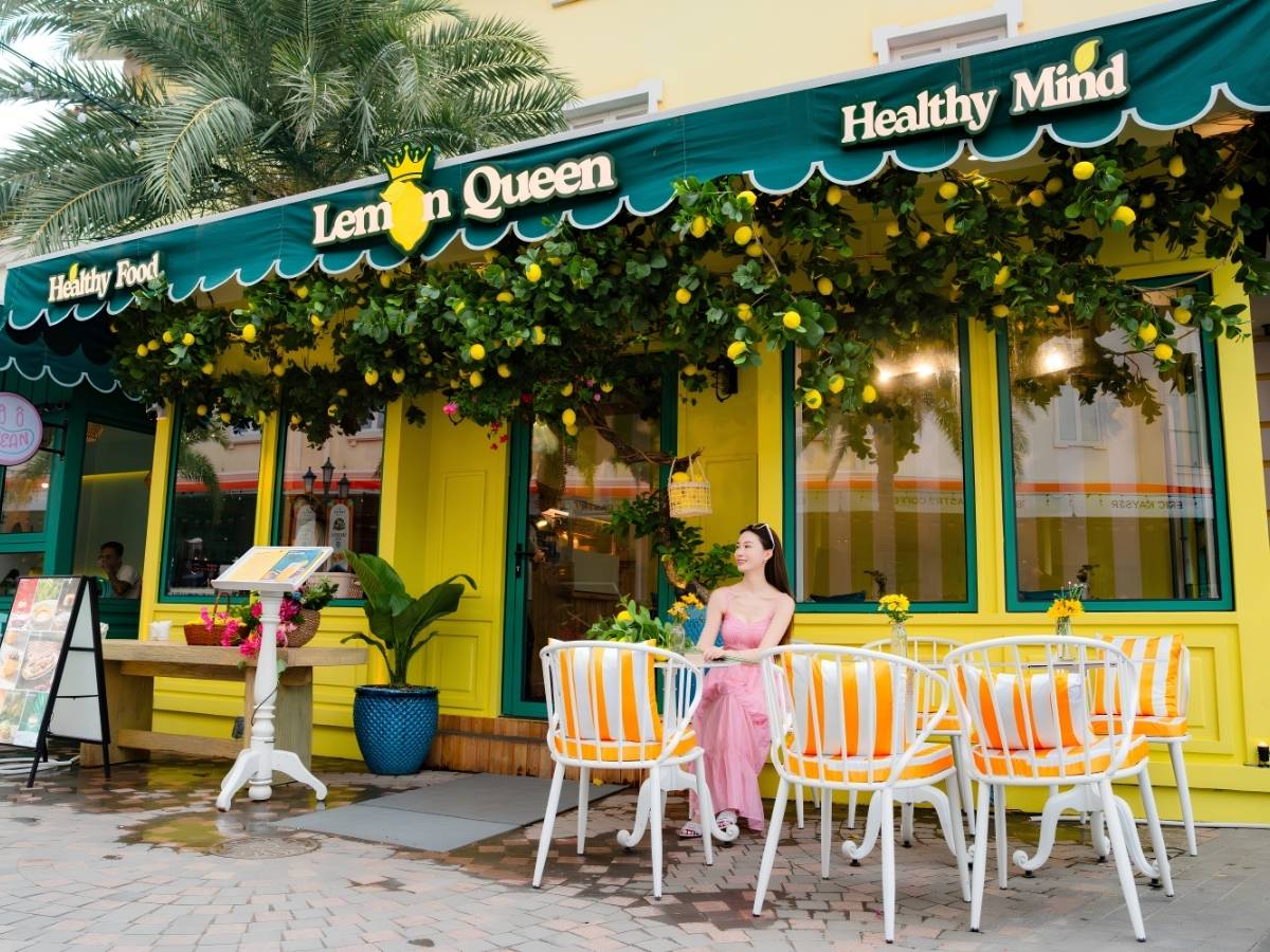 Du khách check-in phố màu Sunset Town Phú Quốc