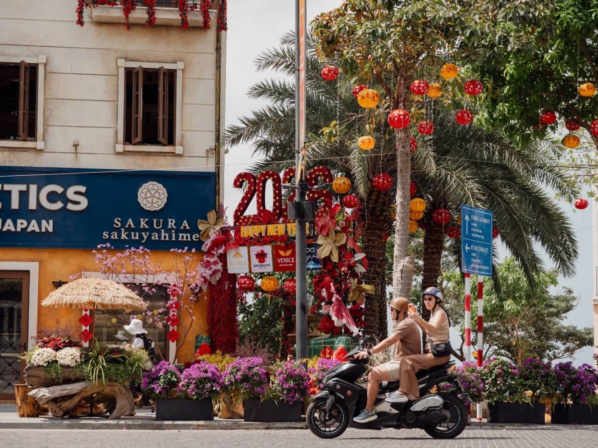 Du khách mang giày thoải mái dạo Sunset Town