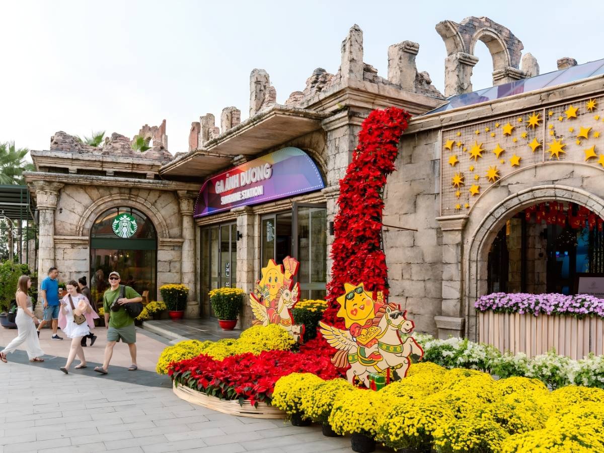 Du khách dạo phố Sunset Town buổi sáng