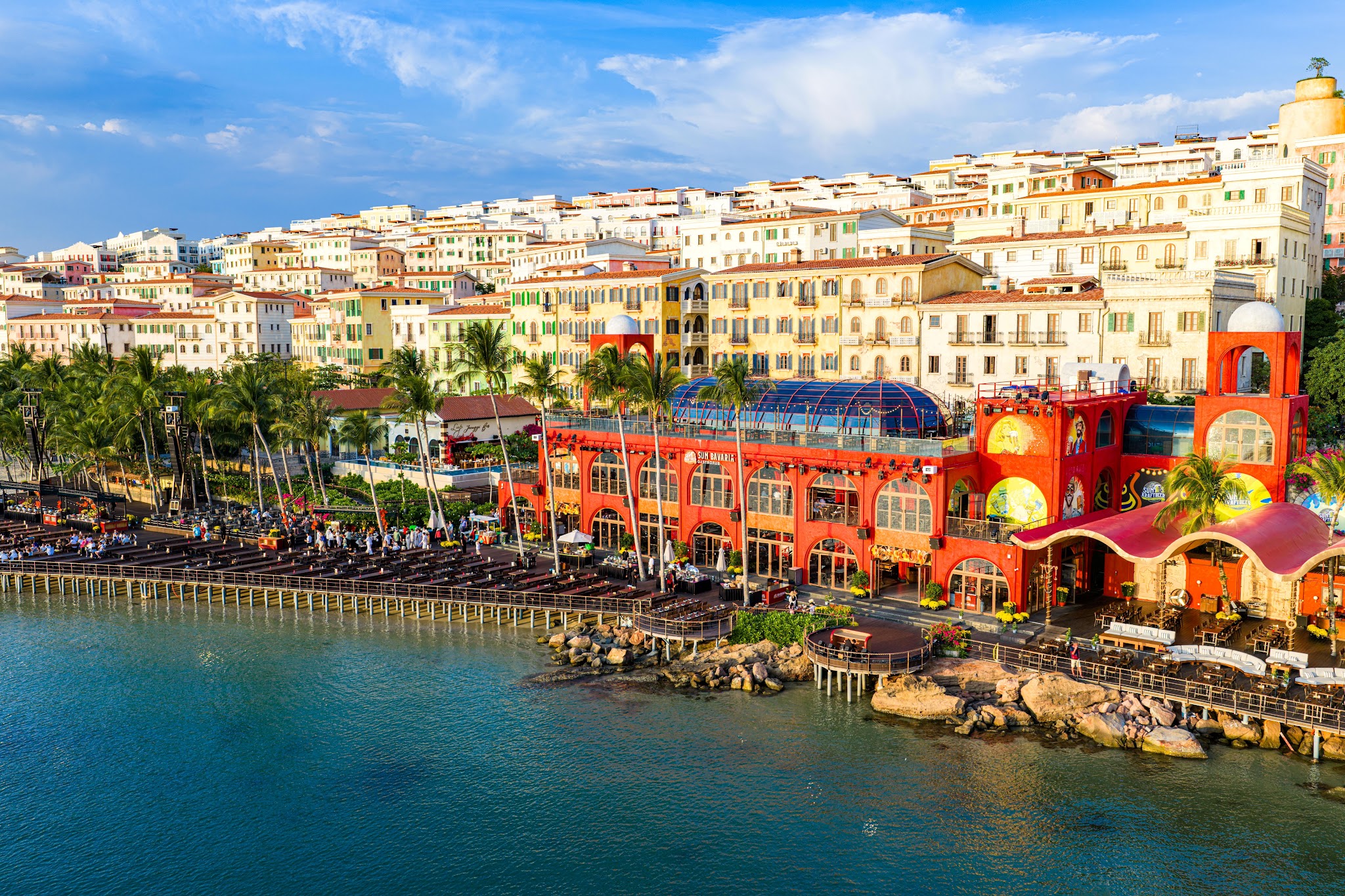 Khung cảnh Sunset Town dưới nắng sớm