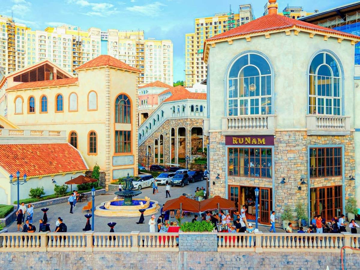Du khách nghỉ chân ngắm cảnh tại Sunset Town