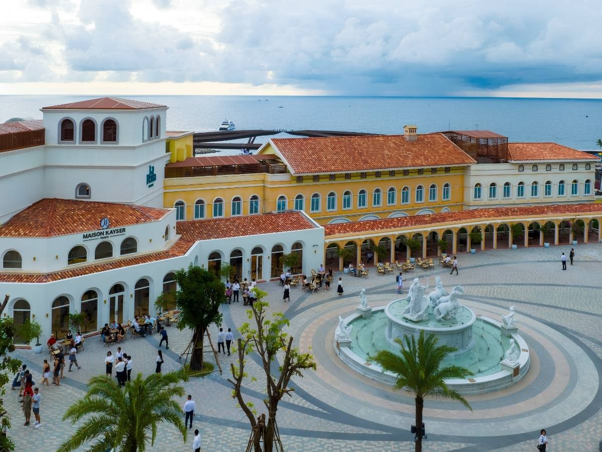Du khách đi bộ tham quan Sunset Town