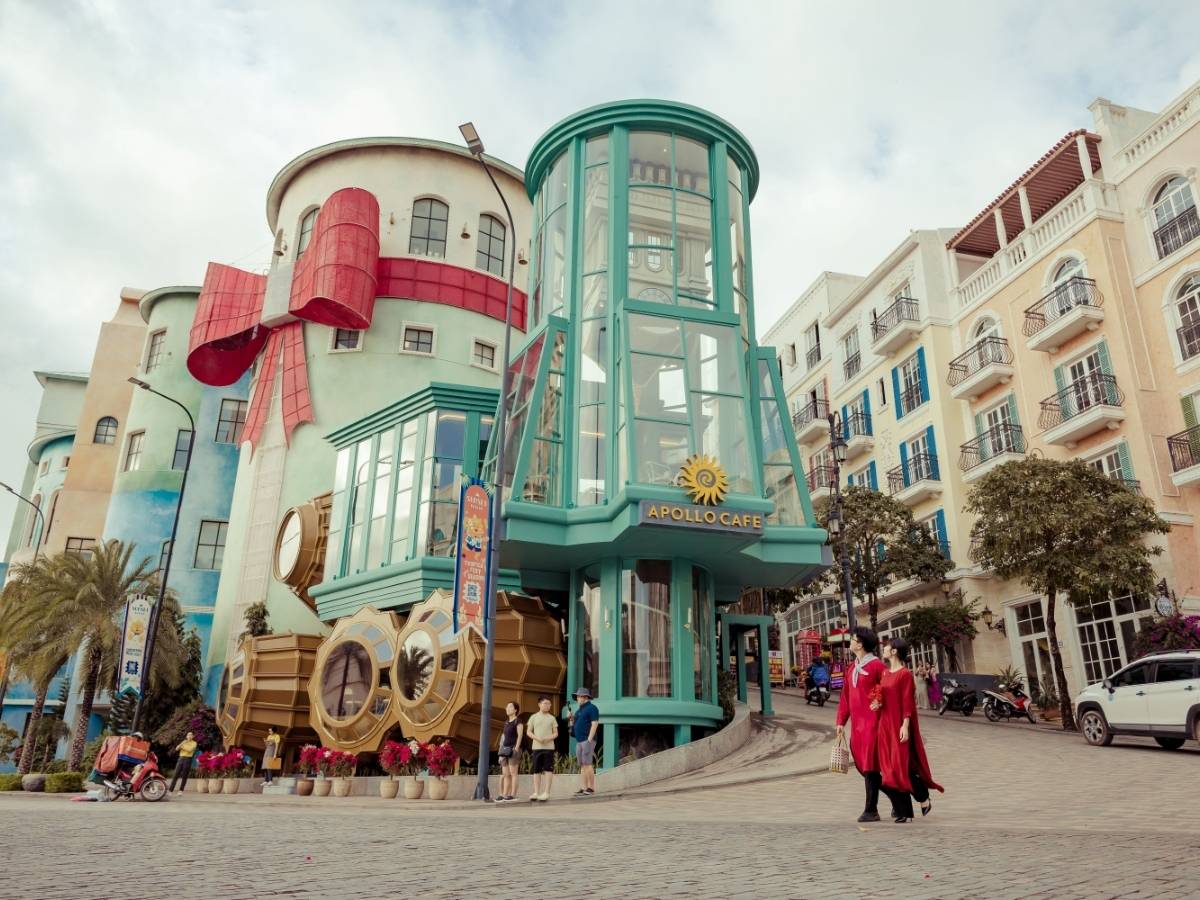 Các dãy nhà nhiều màu sắc tại trung tâm Sunset Town