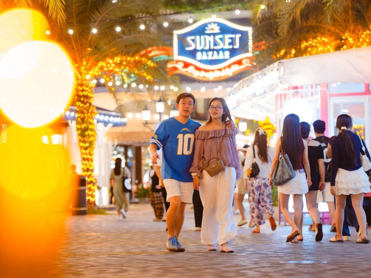 Giày đế mềm phù hợp để đi bộ tại Sunset Town