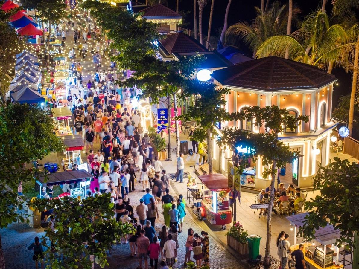 Du khách dạo bước trên phố đêm Sunset Town