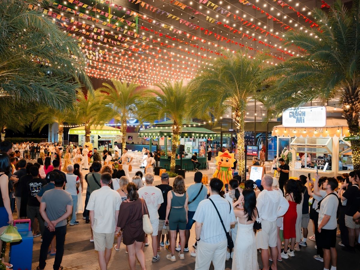 Nhóm du khách tập trung tại Sunset Town