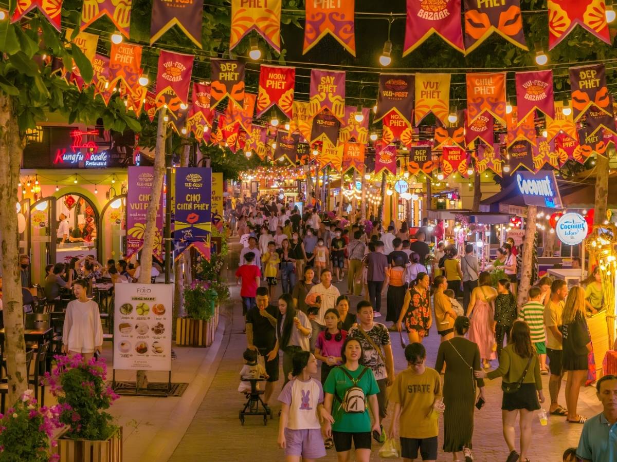 Gia đình dạo bộ Sunset Town khi phố lên đèn