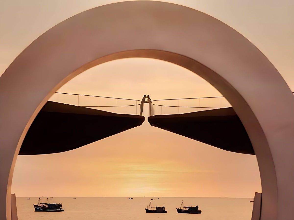 Du khách chuẩn bị chụp ảnh hoàng hôn tại Sunset Town