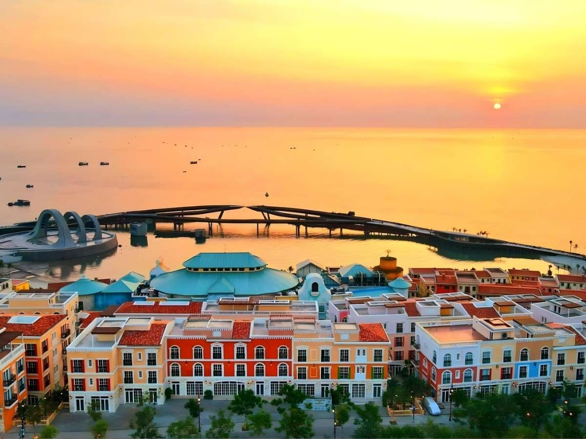 Phố đêm Sunset Town với ánh đèn rực rỡ