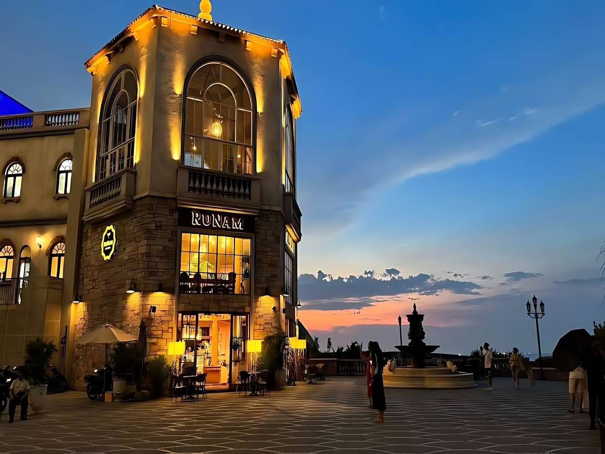 Không gian Café RuNam Sunset Town nhìn ra Cầu Hôn