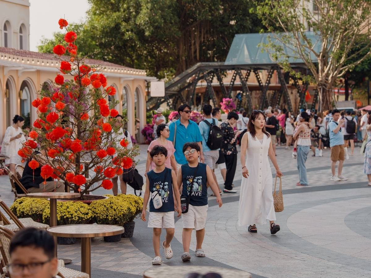Du khách dạo bước khám phá Sunset Town