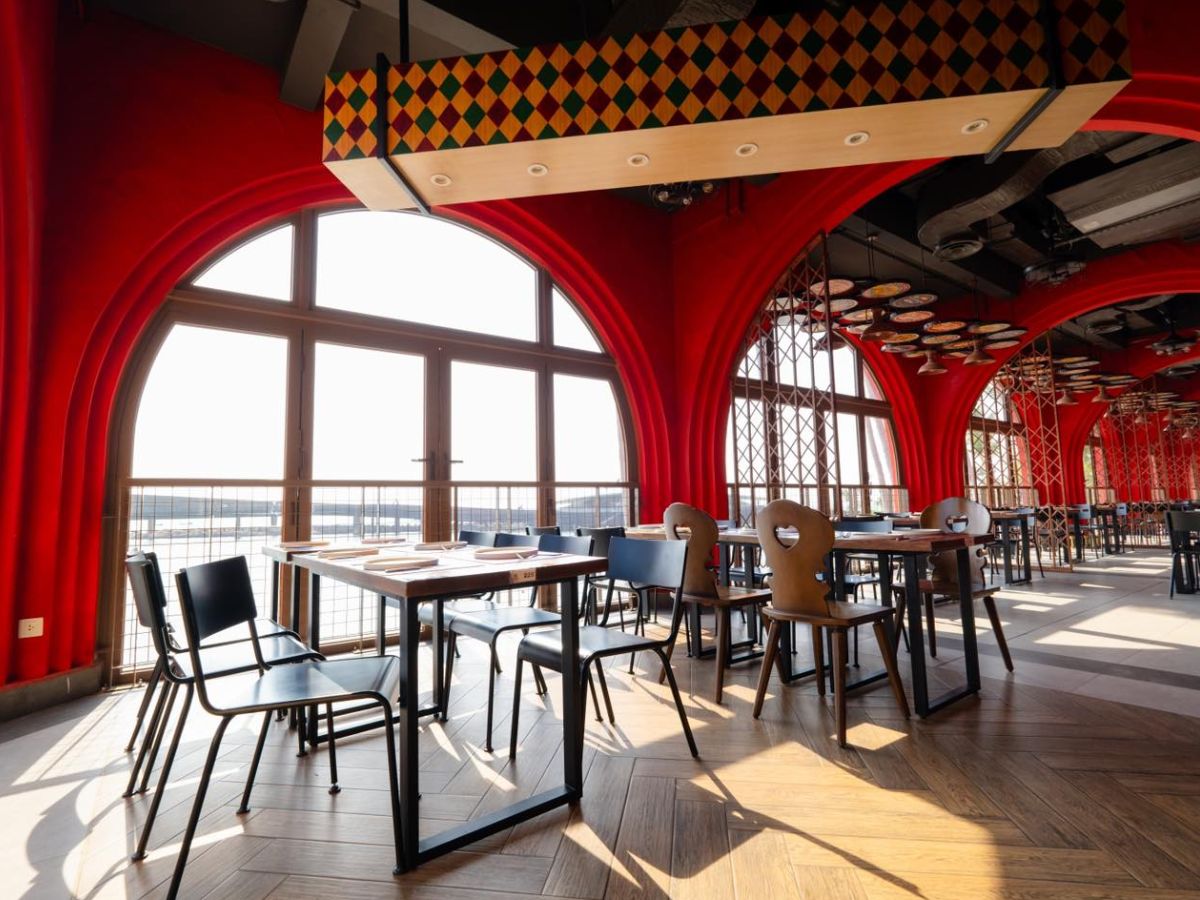 Không gian bên trong Sun Bavaria GastroPub nhìn ra biển