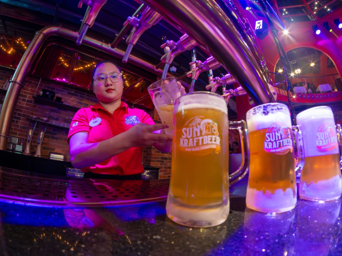Nhân viên rót bia Sun KraftBeer tại Sun Bavaria GastroPub