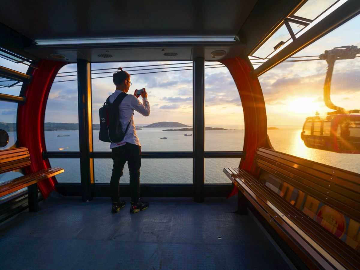 Du khách ngắm hoàng hôn từ cáp treo Hòn Thơm