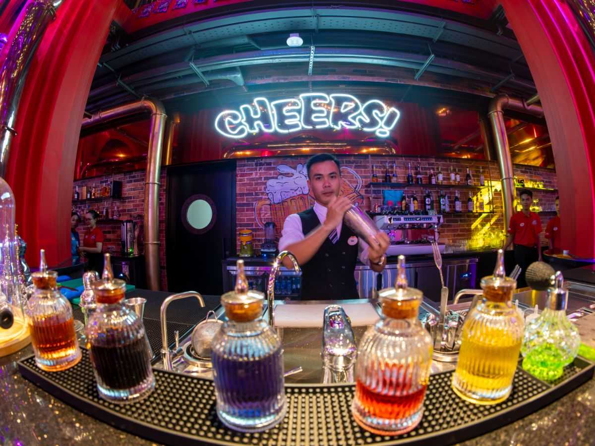 Bartender pha chế cocktail tại Sun Bavaria GastroPub