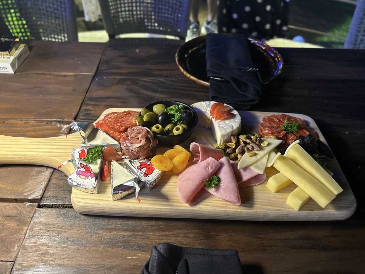 Khay charcuterie tại Sun Bavaria GastroPub