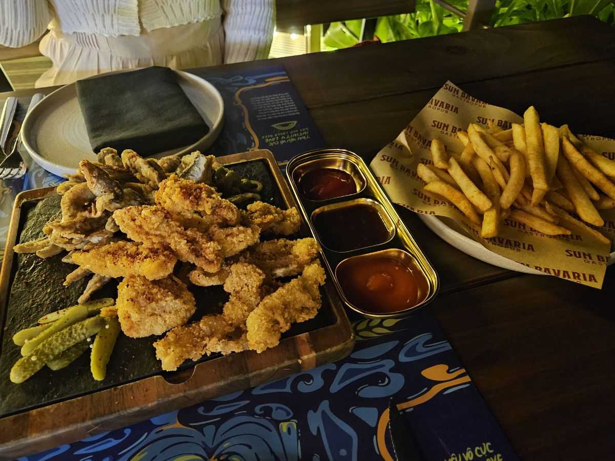 Món chiên giòn và khoai tây tại Sun Bavaria GastroPub