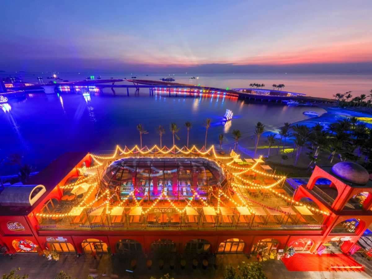 Sun Bavaria GastroPub rực sáng bên biển
