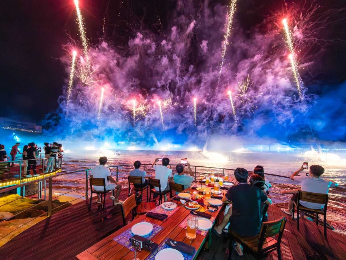 Du khách dùng bữa tối ven biển tại Sun Bavaria GastroPub