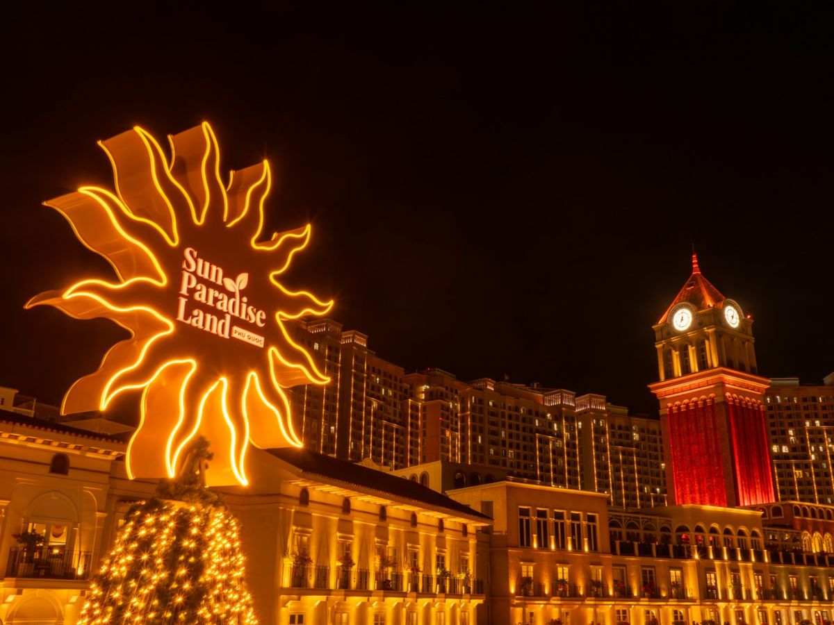 Sunset Town Phú Quốc rực sáng về đêm với tháp đồng hồ