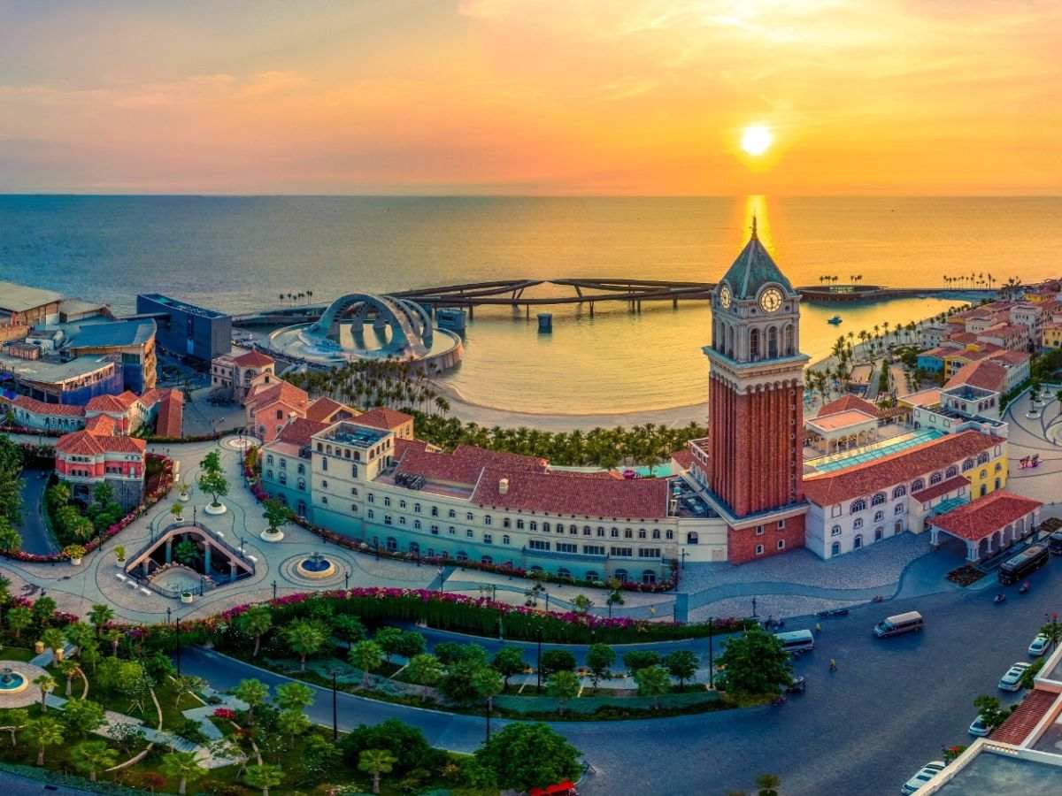 Toàn cảnh Sunset Town lúc hoàng hôn