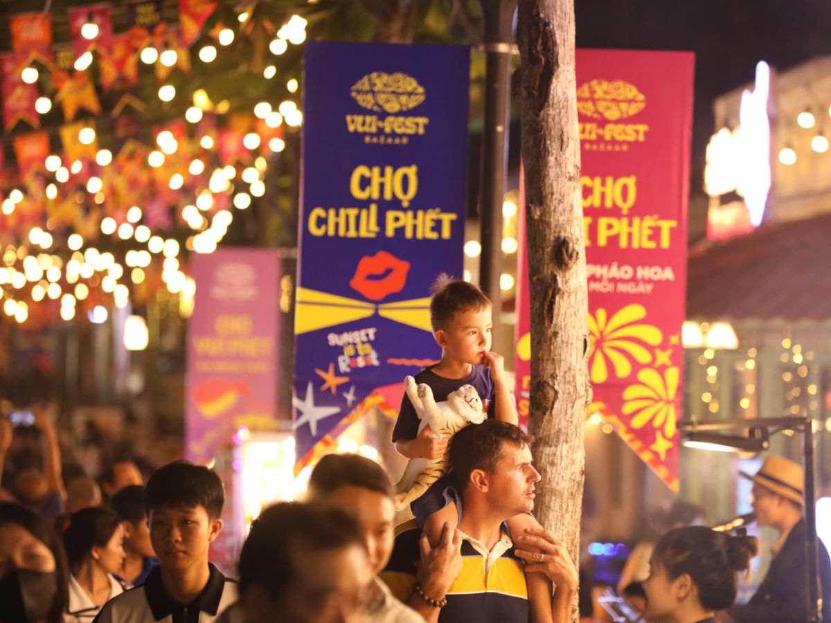 Không khí chợ đêm VUI-Fest tại Sunset Town