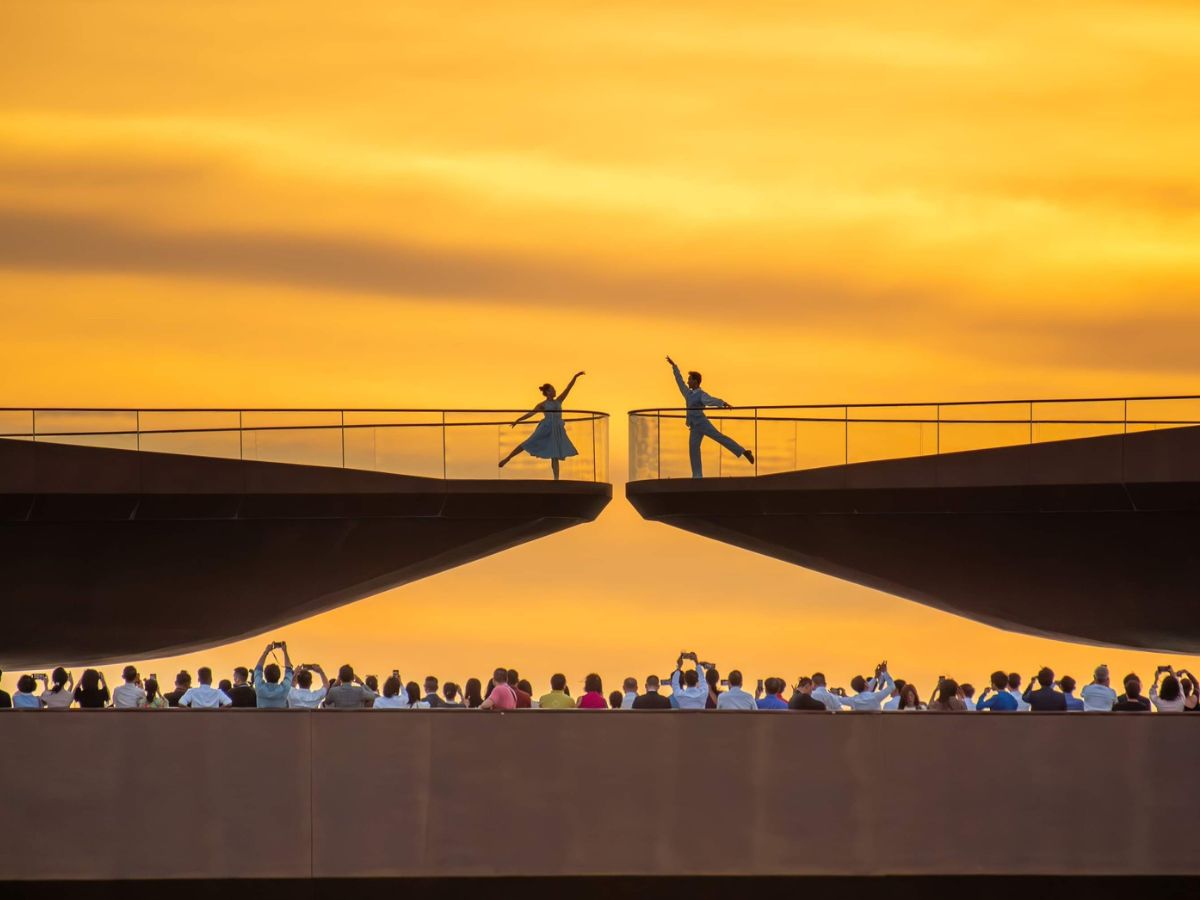Cầu Hôn nổi bật giữa hoàng hôn Sunset Town