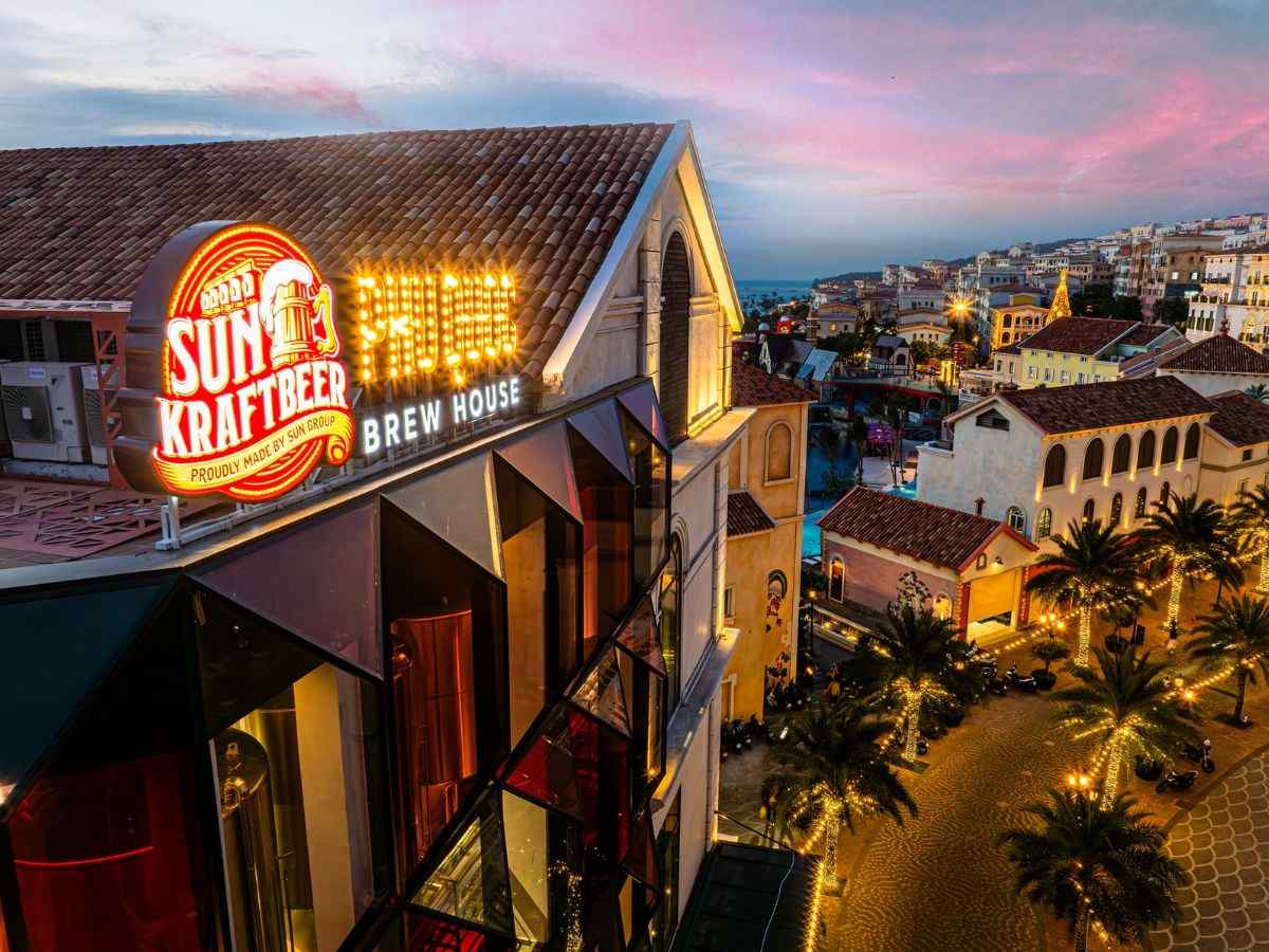 Không gian Phu Quoc Brew House nhìn ra biển