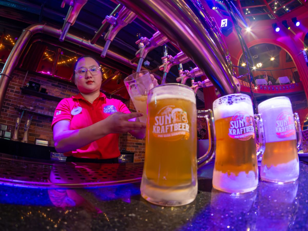 Nhân viên rót Sun KraftBeer tại Sun Bavaria GastroPub
