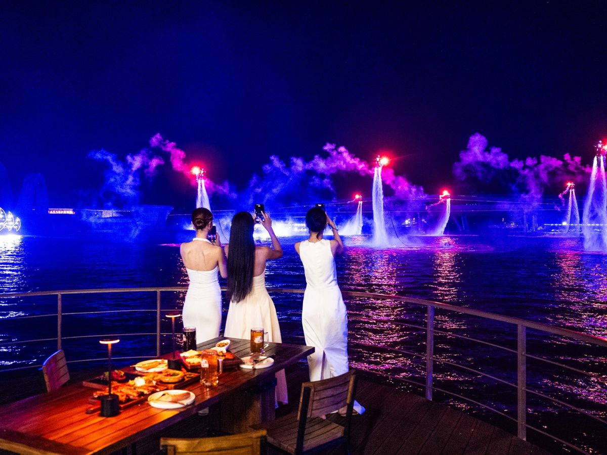 Du khách ngắm show ánh sáng từ Sun Bavaria GastroPub