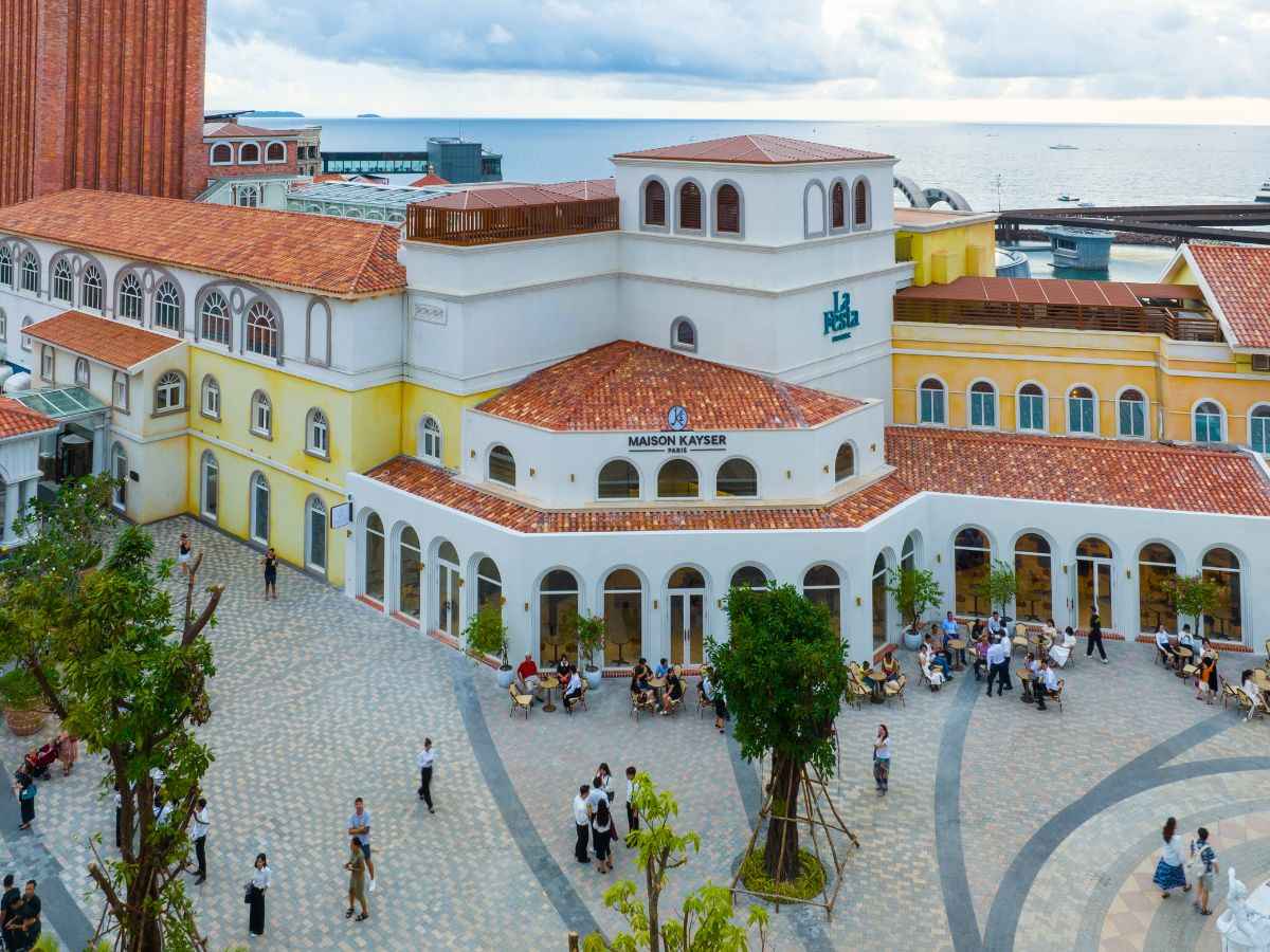 Eric Kayser nổi bật giữa Sunset Town ven biển
