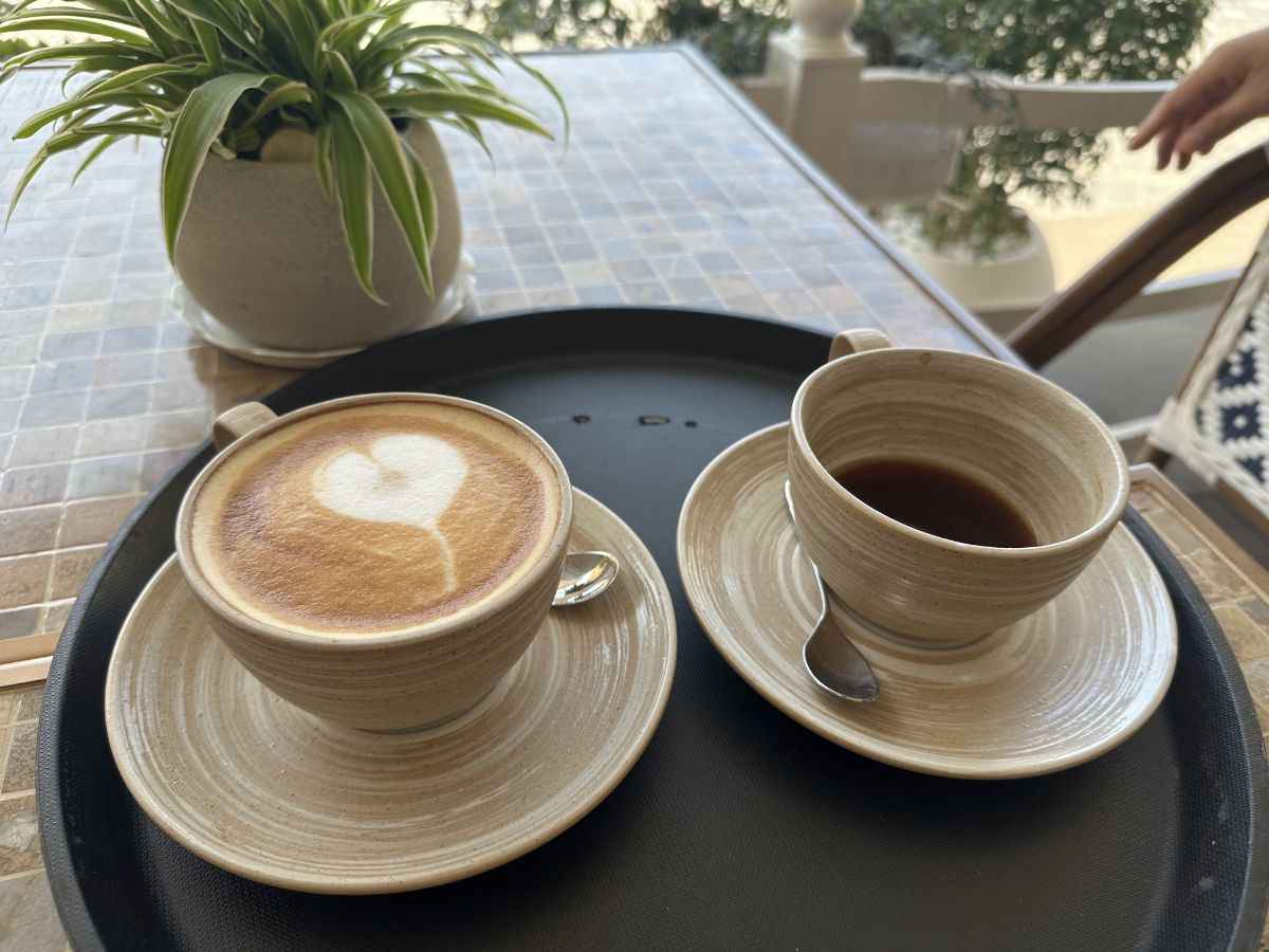 Cappuccino và trà nóng tại Eric Kayser