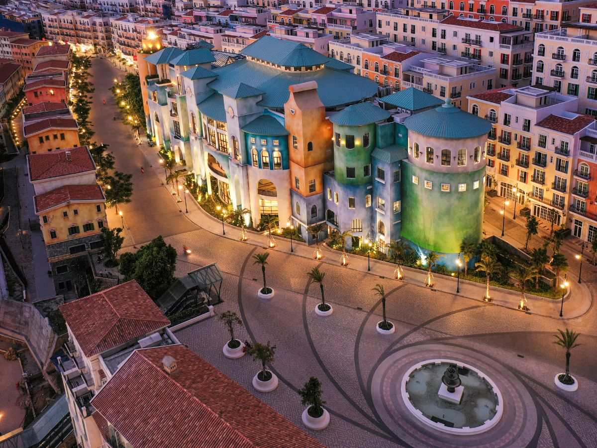 Sunset Town lên đèn với kiến trúc Địa Trung Hải