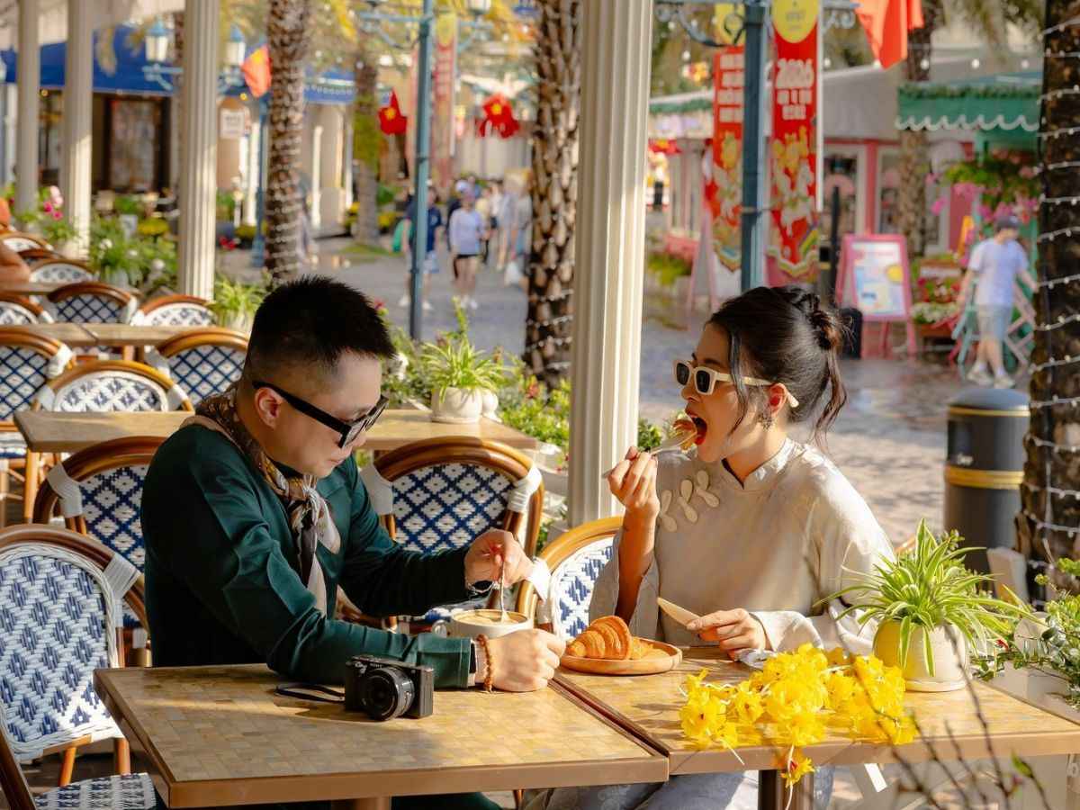 Du khách dùng croissant và cà phê tại Eric Kayser